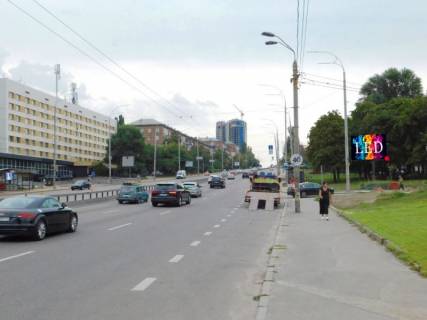 Video Billboard A in Kyiv, 3,14x2,32  Druzbi Narodiv bul'v.  4/6, ruh v napramku vid Libids'ka pl. - 376316 Photo 1