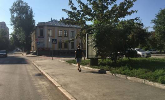 Citylight B in Kyiv, 1.2x1.8  Mezigirs'ka st., 43_naav.vid st.m. Tarasa Sevcenka ( Hostel EvroCity, Magazin sporttovariv) Photo 1