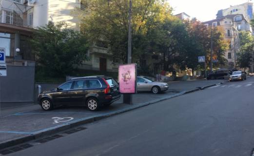 Citylight B in Kyiv, 1.2x1.8  Krutij uzviz, 1/2 na rozi Besarabs'ka plosa_(Barbersop Bul'dog) Photo 1