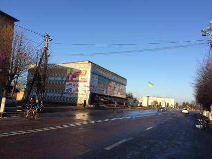Billboard B in Zhytomyr ЧЕРНЯХІВ. Вул. Володимирська 2. центр, универмаг, маркети"КВАРА""ТРЕШ"  "БІРРЛІН", в напр. КОРОСТЕНЬ низ Photo 1