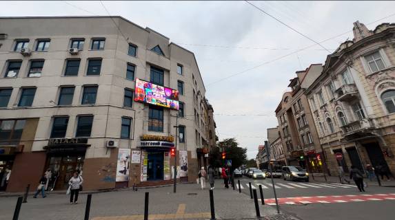 Video Billboard A in Ivano-Frankivsk, 5x3  ТЦ Меркурій, перехрестя вулиць Любомира Гузара - Галицька - Дністровська - 588748 Photo 1