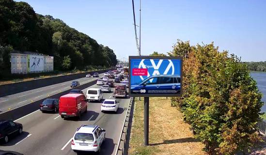 Video Billboard A in Kyiv, 3.20 x 2.24  Naberezne sose, do Pisohodnogo mostu, Podolu - 391053 Photo 1