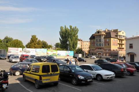 Billboard B in Uman, 6х3  m. Uman', st. Velika Fontanna, 37, bila magazinu Furset, stoanka magazinu Fokstrot, navproti PrivatBanku, za 65m do povorotu na st. Sevcenka, cerez 140m pisla povorotu na st. Respublikans'ka, 2-j sprava nalivo Photo 1