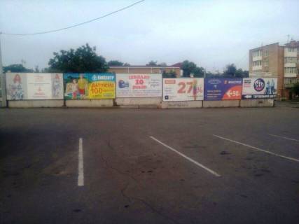 Billboard B in Uman, 6х3  m. Uman', st. Velika Fontanna, 37, bila magazinu Furset, stoanka magazinu Fokstrot, navproti PrivatBanku, za 70m do povorotu na st. Sevcenka, cerez 145m pisla povorotu na st. Respublikans'ka, 3-j sprava nalivo Photo 1