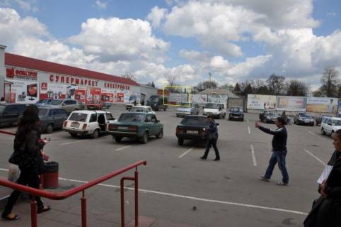 Billboard B in Uman, 6х3  m. Uman', st. Velika Fontanna, 37, bila magazinu Furset, stoanka magazinu Fokstrot, navproti PrivatBanku, za 110m do povorotu na st. Sevcenka, cerez 185m pisla povorotu na st. Respublikans'ka, 1-j vid magazinu Fokstrot Photo 1
