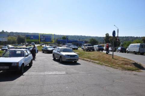 Billboard B in Uman, 6х3  m. Uman', st. Nebesnoi Sotni, pered povorotom na st. Celuskinciv, za povorotom na st. Solom-Alejhema, navproti AZS OKKO, za 80m do avtobusnoi zupinki, pravij Photo 1