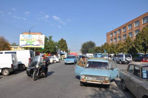 Billboard B in Uman m. Uman', st. Nebesnoi Sotni, bila avtobusnoi zupinki, cerez 145m pisla rozv'azki z st. Celuskinciv ta st. Solom-Alejhema, cerez 205m pisla AZS OKKO, za 45m do povorotu na provulok Kam'anij Photo 1
