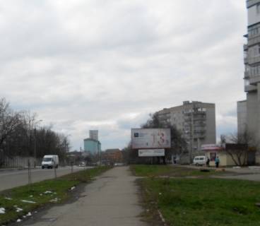 Billboard A in Uman m. Uman', st. Zaliznicna, bila PrivatBanku, navproti avtobusnoi zupinki, cerez 320m pisla povorotu na st. Nezaleznosti, za 175m do povorotu na provulok Izakevica ta 250m do pocatku st. Energeticna Photo 1