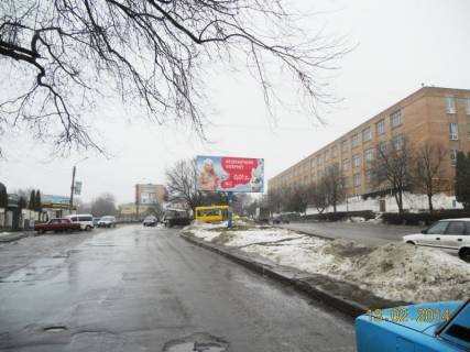 Billboard A in Uman m. Uman', st. Nebesnoi Sotni, cerez 60m pisla rozv'azki z st. Celuskinciv ta st. Solom-Alejhema, cerez 120m pisla AZS OKKO, za 60m do avtobusnoi zupinki ta 130m do povorotu na provulok Kam'anij Photo 1