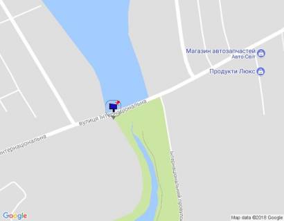 Billboard B in Uman m. Uman', st. Internacional'na, za dambou, cerez 185m pisla perehresta z Internacional'nim provulkom, cerez 315m pisla povorotu na st. Micurina, za 80m do avtobusnoi zupinki ta 135m do povorotu na st. Pavlova scheme