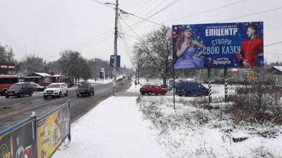 Billboard A in Uman m. Uman', st. Kiivs'ka, 4, bila avtobusnoi zupinki, navproti Avtovokzalu, za 40m do povorotu na st. Lisova ta 120m do AZS SOCAR, cerez 50m pisla magazinu ATB ta rozv'azki z st. Tisika ta st. Sevcenka Photo 1